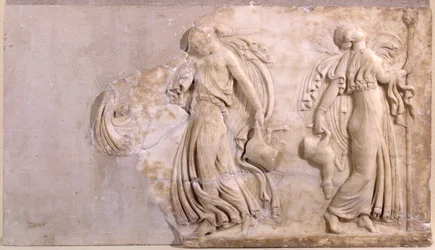 Relieve que representa ménades bailando, de Túnez (mármol)